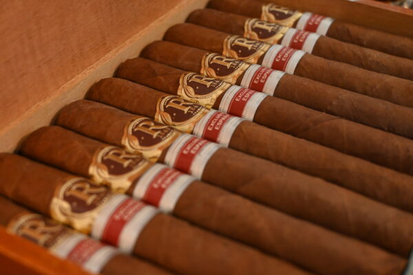 罗宾纳 西班牙地区限量版（Vegas Robaina Maestros Regional Edition Spain）雪茄